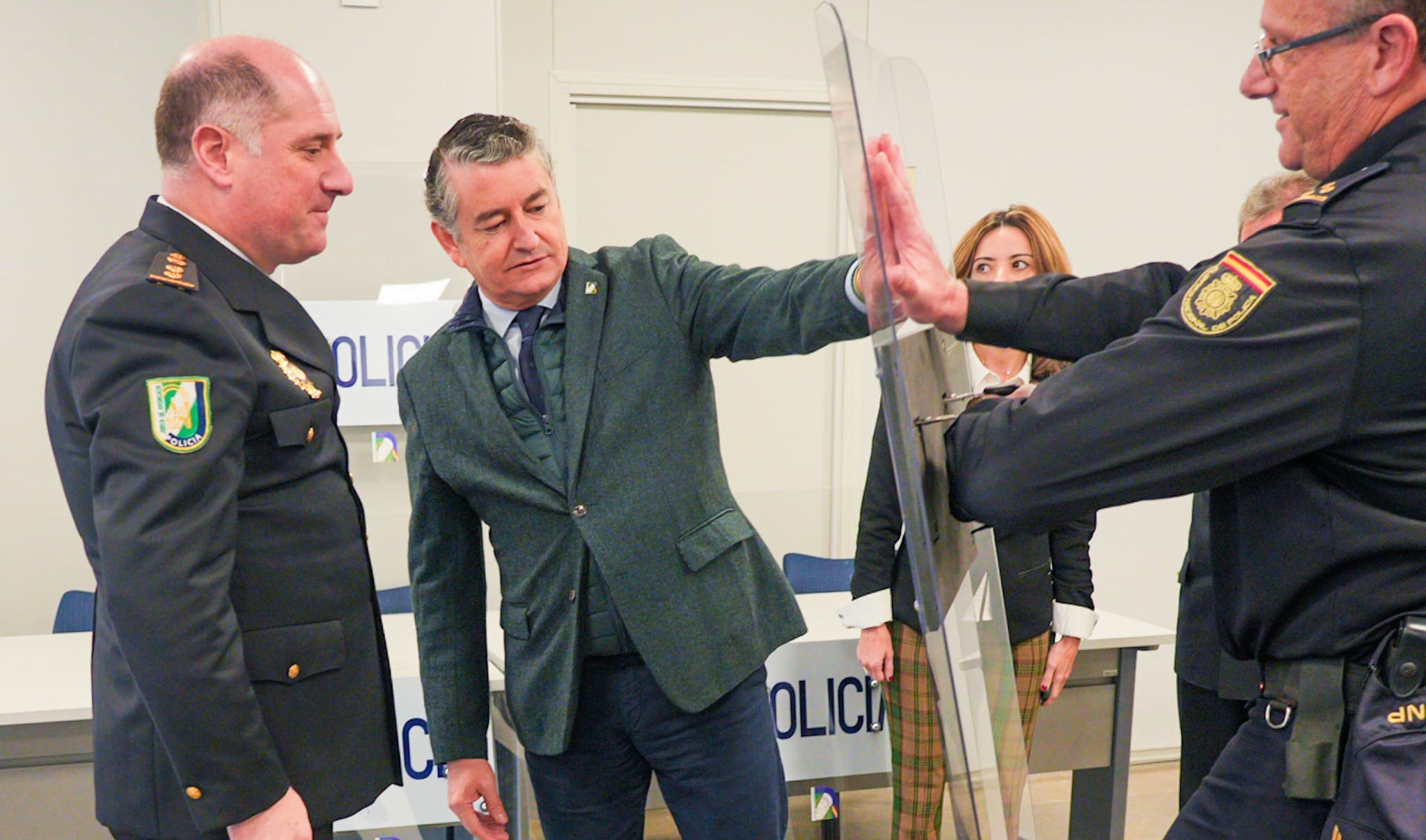 El consejero de la Presidencia, Antonio Sanz, ayer en su visita a la sede de la Policía adscrita a la Junta.