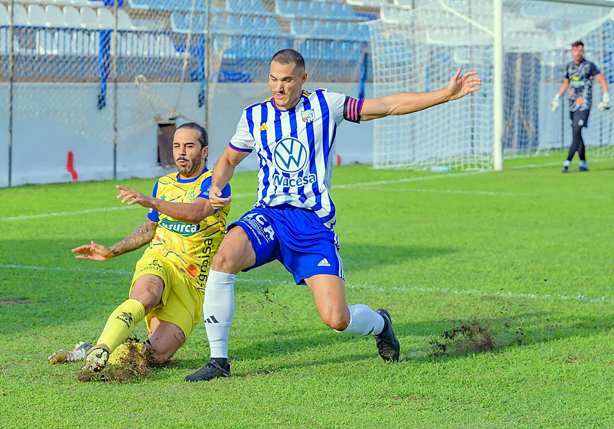 El central motrileño Darío de la Hoz, entre los citados por Andalucía, en un partido contra el Huétor Tájar.