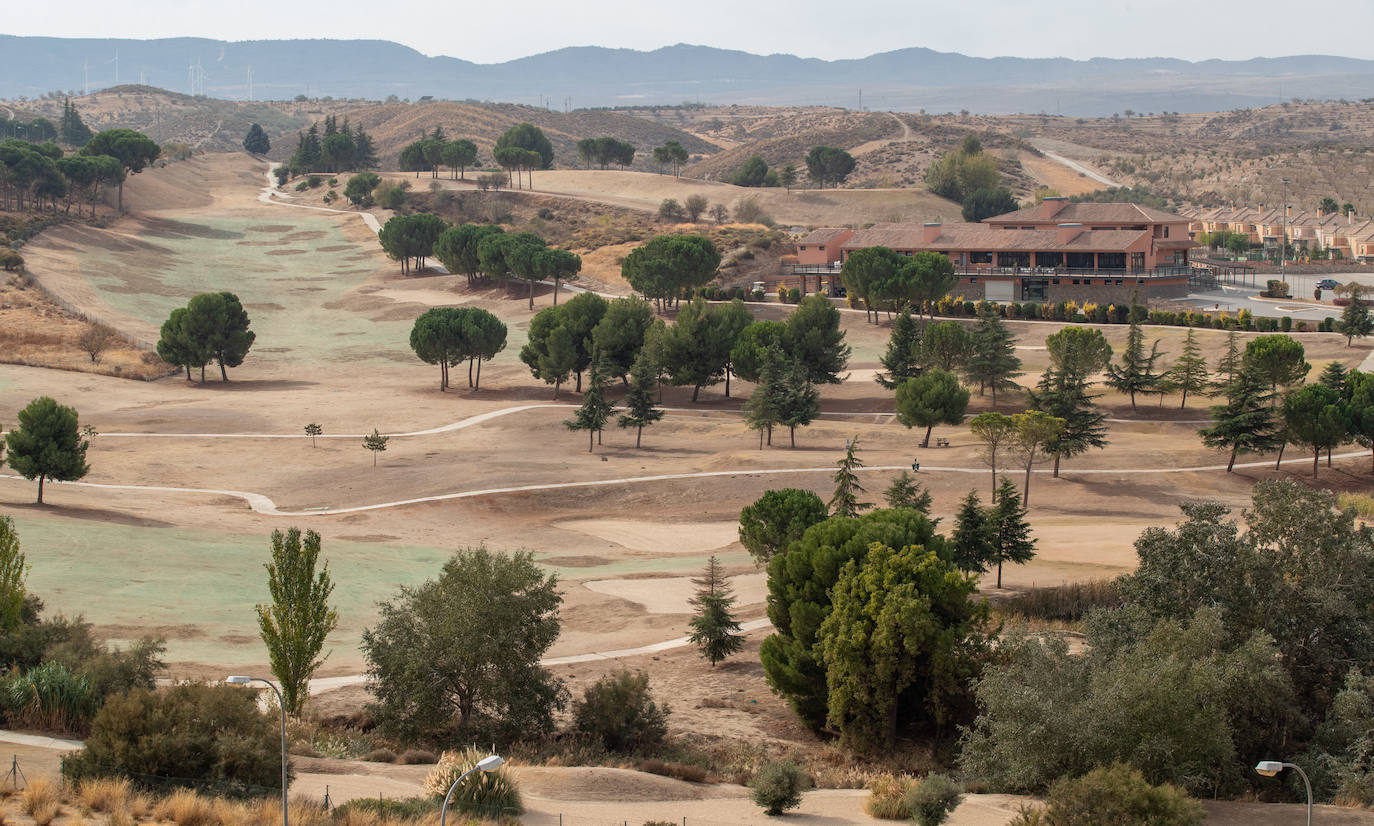 El club de golf en medio del campo, que está convertido en un erial.