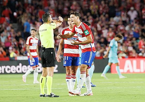 Miguel Rubio protesta al árbitro durante su último partido en Los Cármenes, contra el Barça.