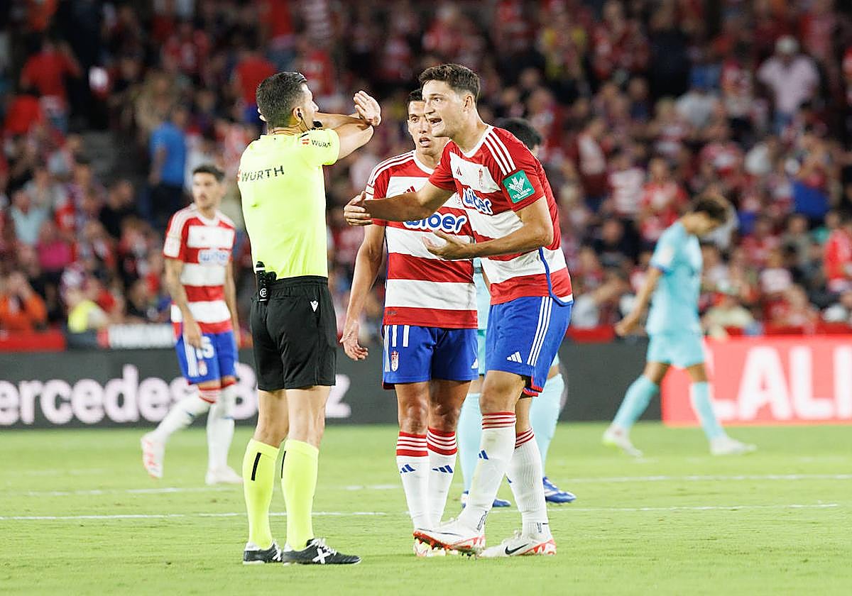 Miguel Rubio protesta al árbitro durante su último partido en Los Cármenes, contra el Barça.