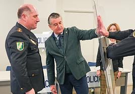 El consejero de la Presidencia, Antonio Sanz, ayer en su visita a la sede de la Policía adscrita a la Junta.