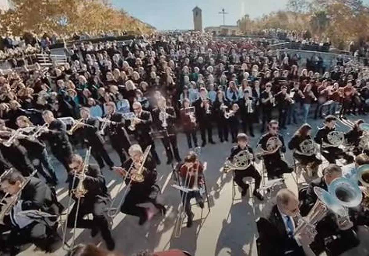 Así canta Linares por Raphael en Navidad