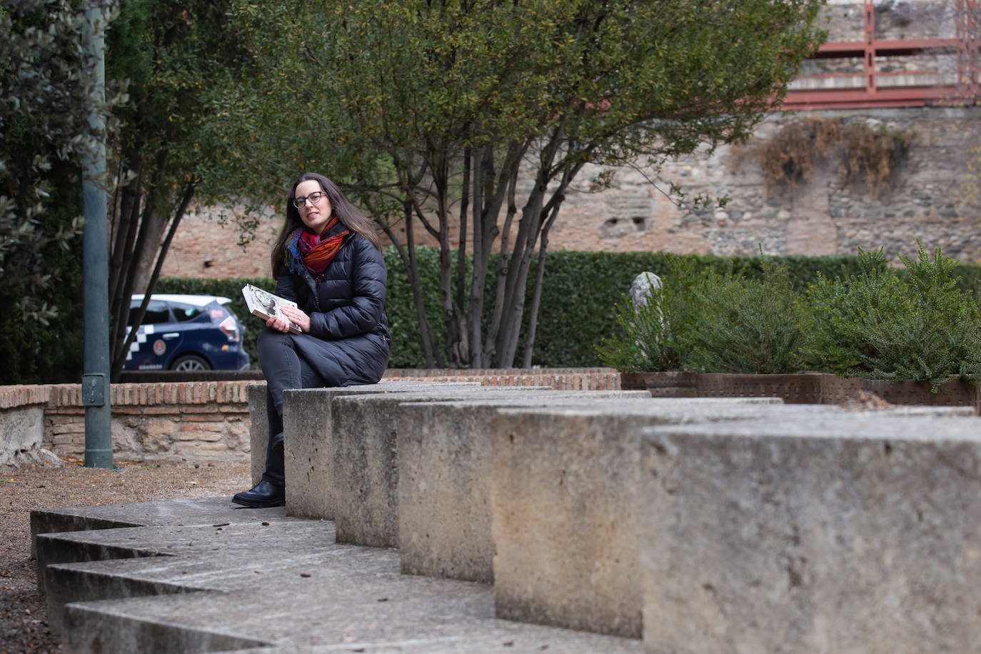 Encarna con su libro.