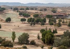 El club de golf en medio del campo, que está convertido en un erial.