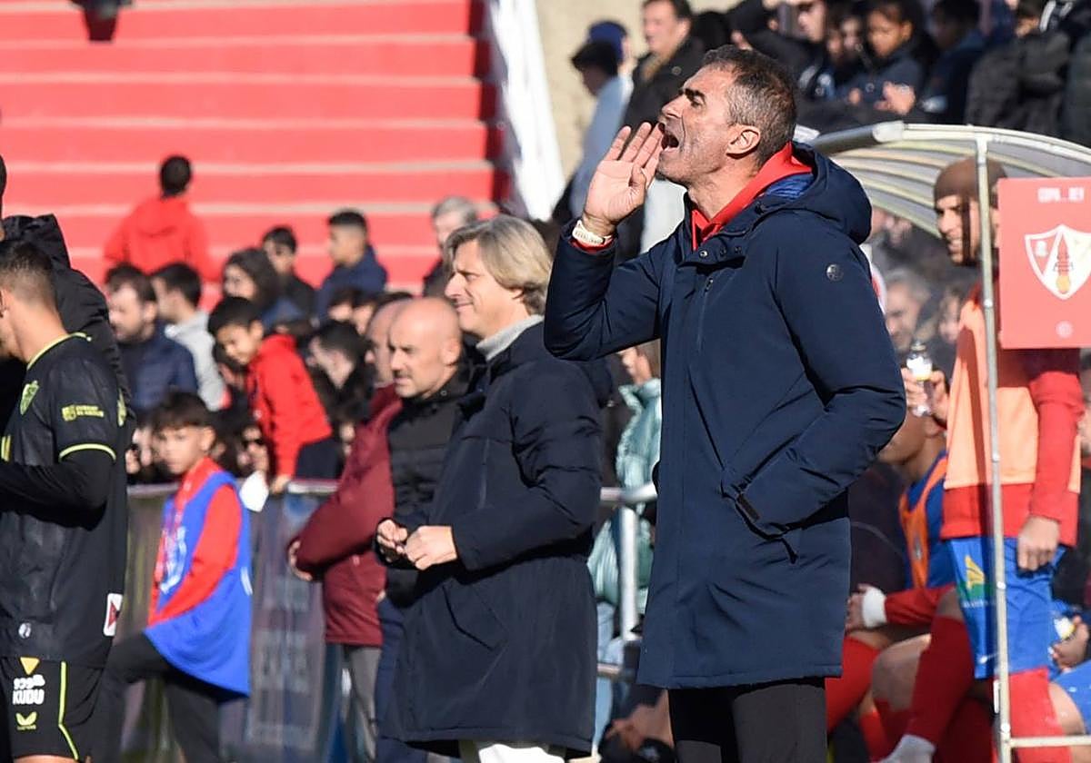 Gaizka Garitano da instrucciones gritando para que sus jugadores lo pudieran escuchar.