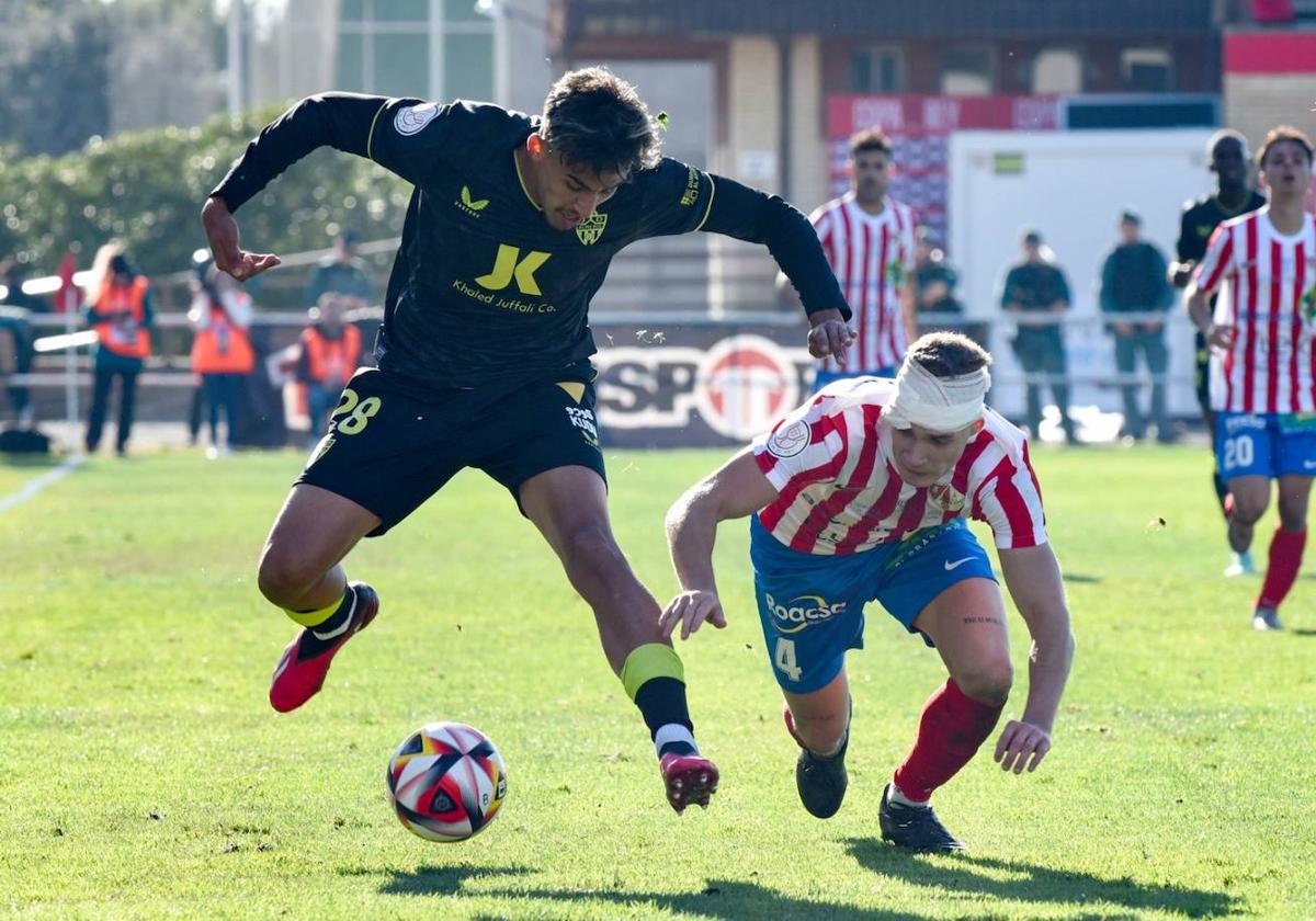 Rachad intenta irse de Franky, autor del gol de la victoria del Barbastro.