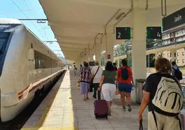 Viajeros en un andén de la estación de Adif en la capital jienense.