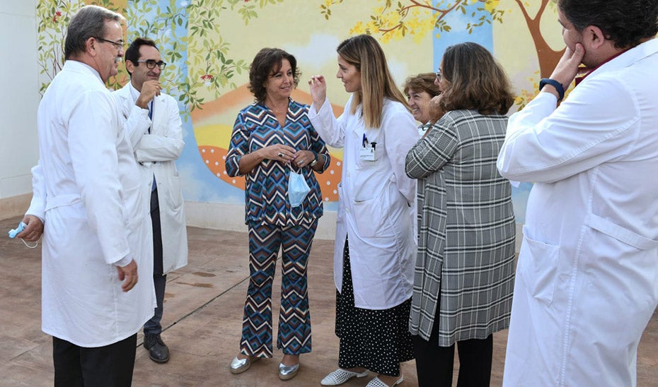 La consejera de Salud, Catalina García, junto a profesionales médicos en el hospital militar de Sevilla.