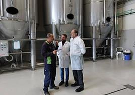 Visita del rector de la UJA Nicolás Ruiz, junto con Emilio Artero y Juan Antonio Parrilla, a Picualia.