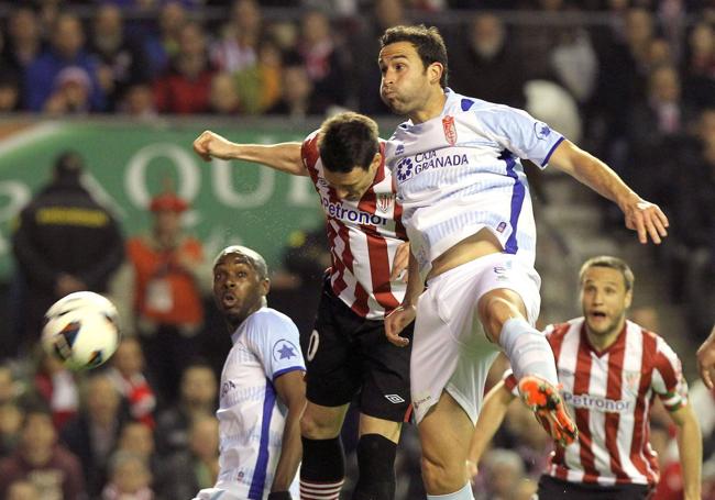 Íñigo López marca en el viejo San Mamés.