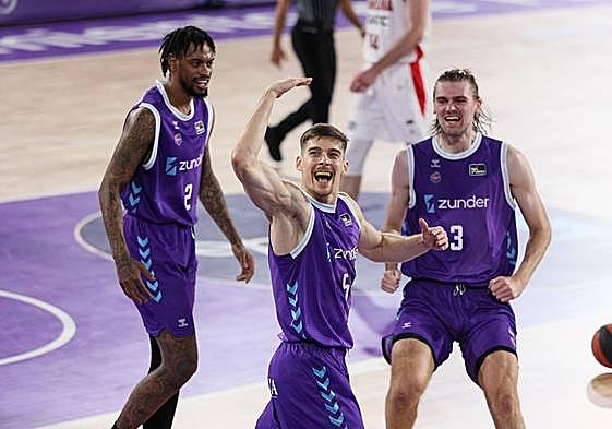 'Chumi' Ortega (c), entre Whittington (i) y Haarms.