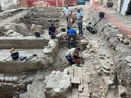 Arqueólogos trabajando en el solar del Albaicín donde ha florecido la estructura palaciega.