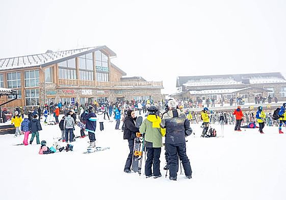 Ambiente en Borreguiles, ayer por la mañana.