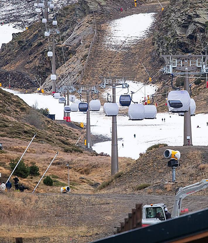 Imagen secundaria 2 - «En Sierra Nevada hemos pasado de cero a cien en una semana»