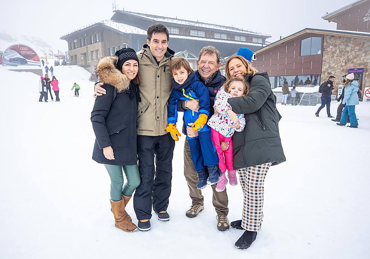 Imagen principal - Aída, Luis y su familia; padre e hijo esquiando; y el árbol de Pradollano. 