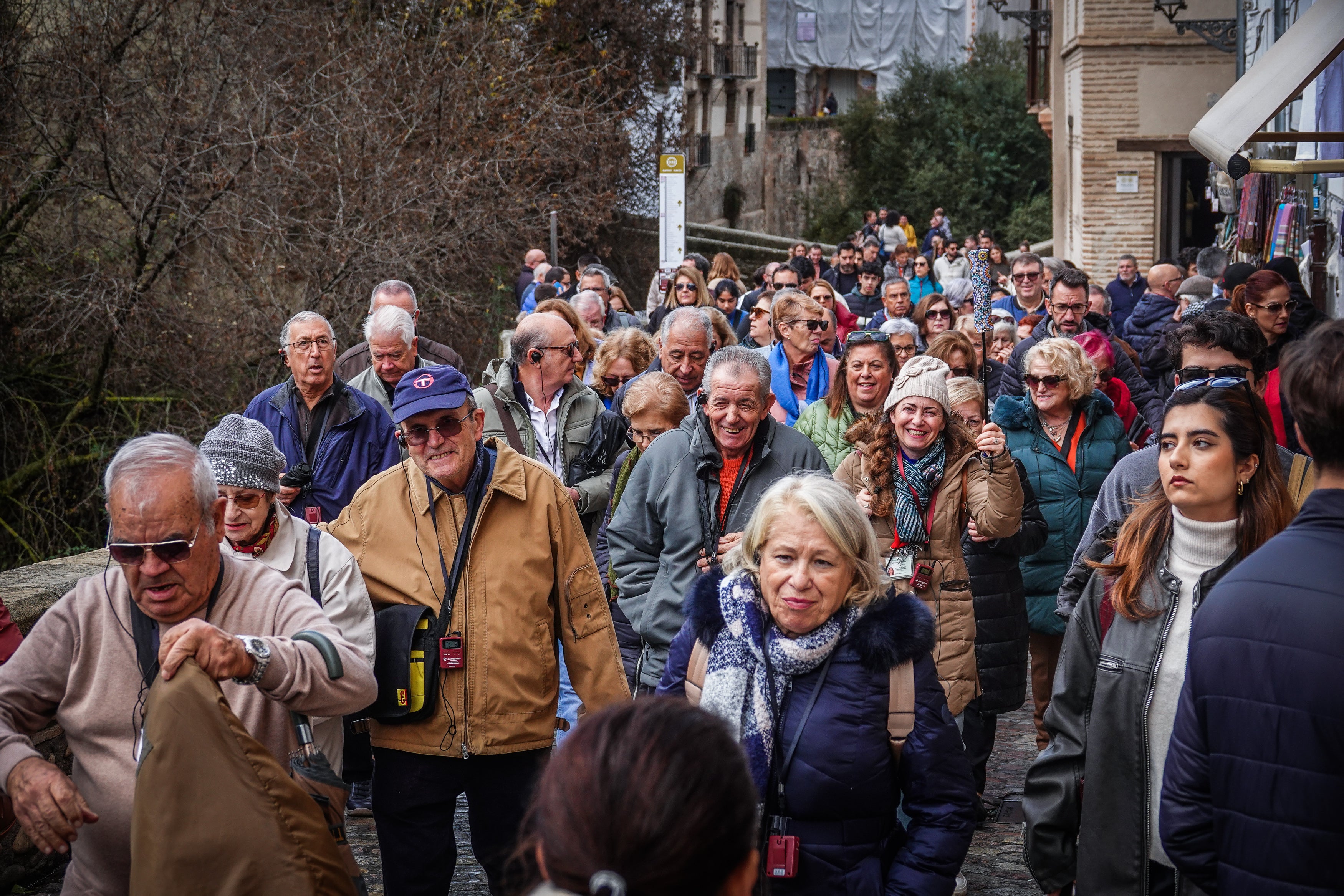 Marea de turistas en la Carrera del Darro en este puente de la Constitución.