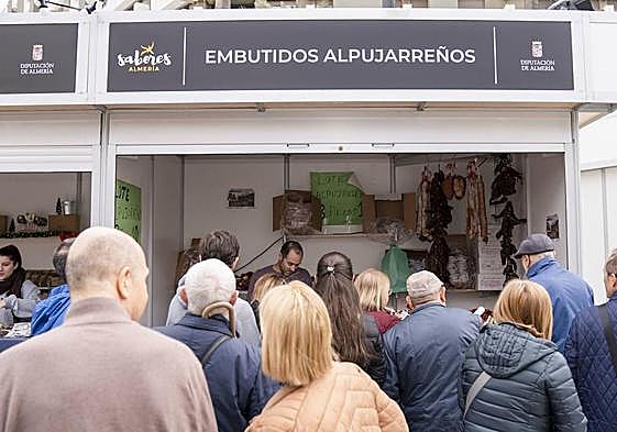 Varias personas se agolpan en un espacio de la feria.