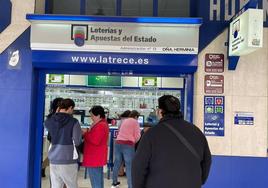 Colas en la administración 'La Trece'.