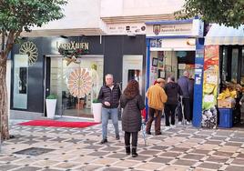 Colas para adquirir lotería en la Administración de Lotería de la calle Navas de Tolosa, de Jaén.