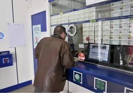 Una persona comprando un décimo de lotería.