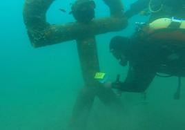 Un buzo escondiendo un décimo en la playa.