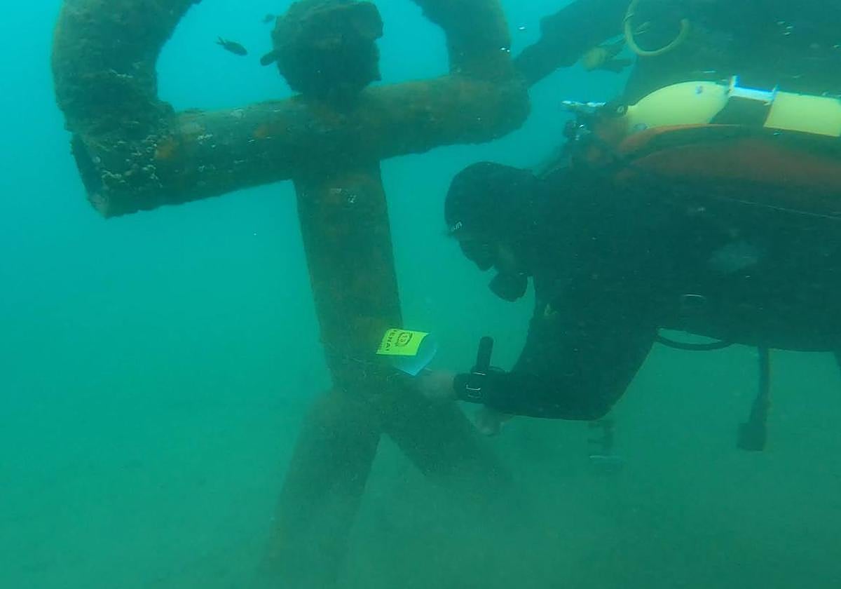 Un buzo escondiendo un décimo en la playa.