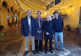 Reunión entre representantes de la Tuna de Peritos y el primer teniente de alcalde.