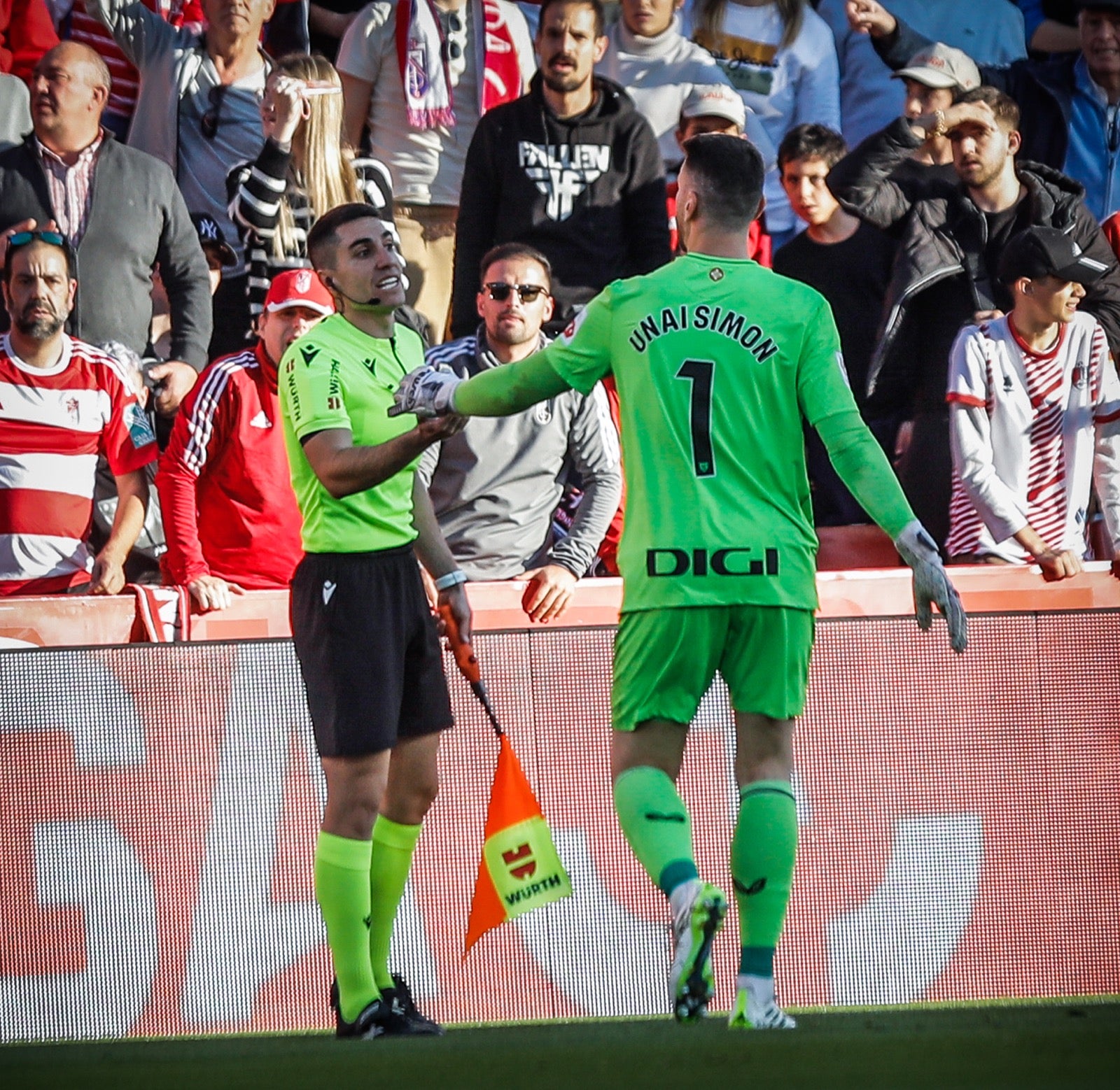 Unai Simón explica la situación vivida en Los Cármenes a un linier.