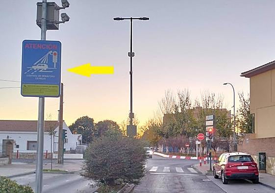 Señal situada cerca de un semáforo sobre la que alerta la Policía Local.