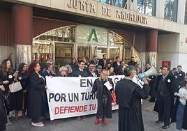 Concentración frente a la Delegación de la Junta de Andalucía en Jaén, al iniciar la huelga en noviembre.
