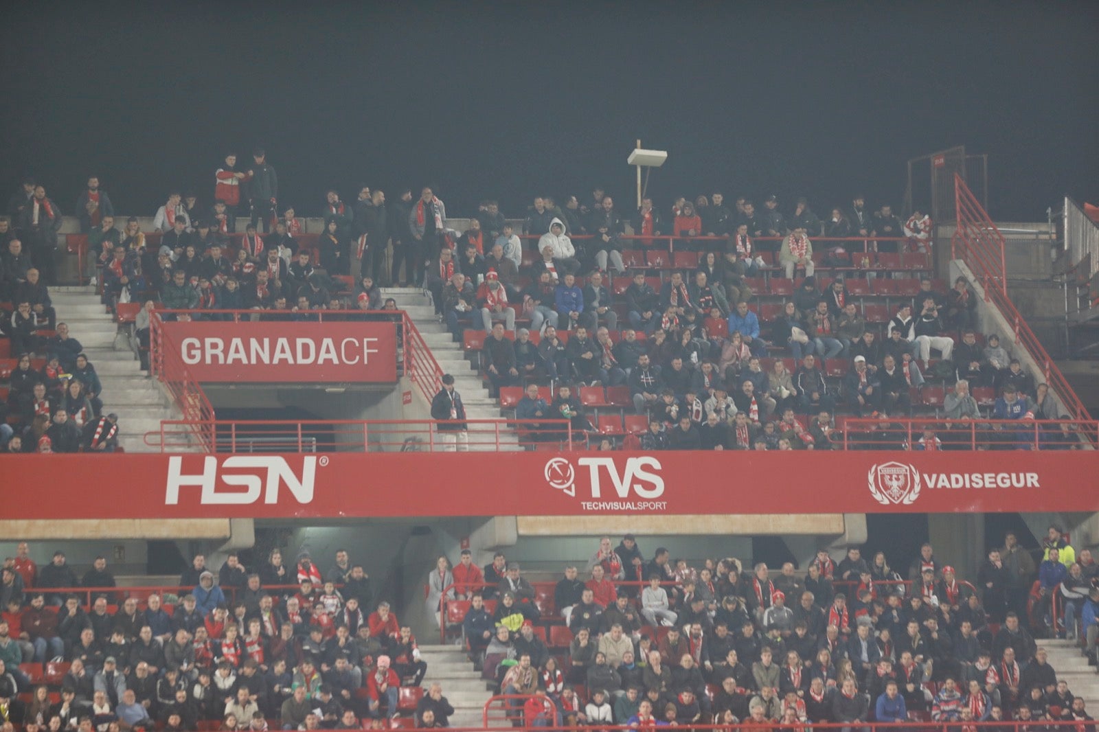 Encuéntrate en la grada en el Granada-Athletic