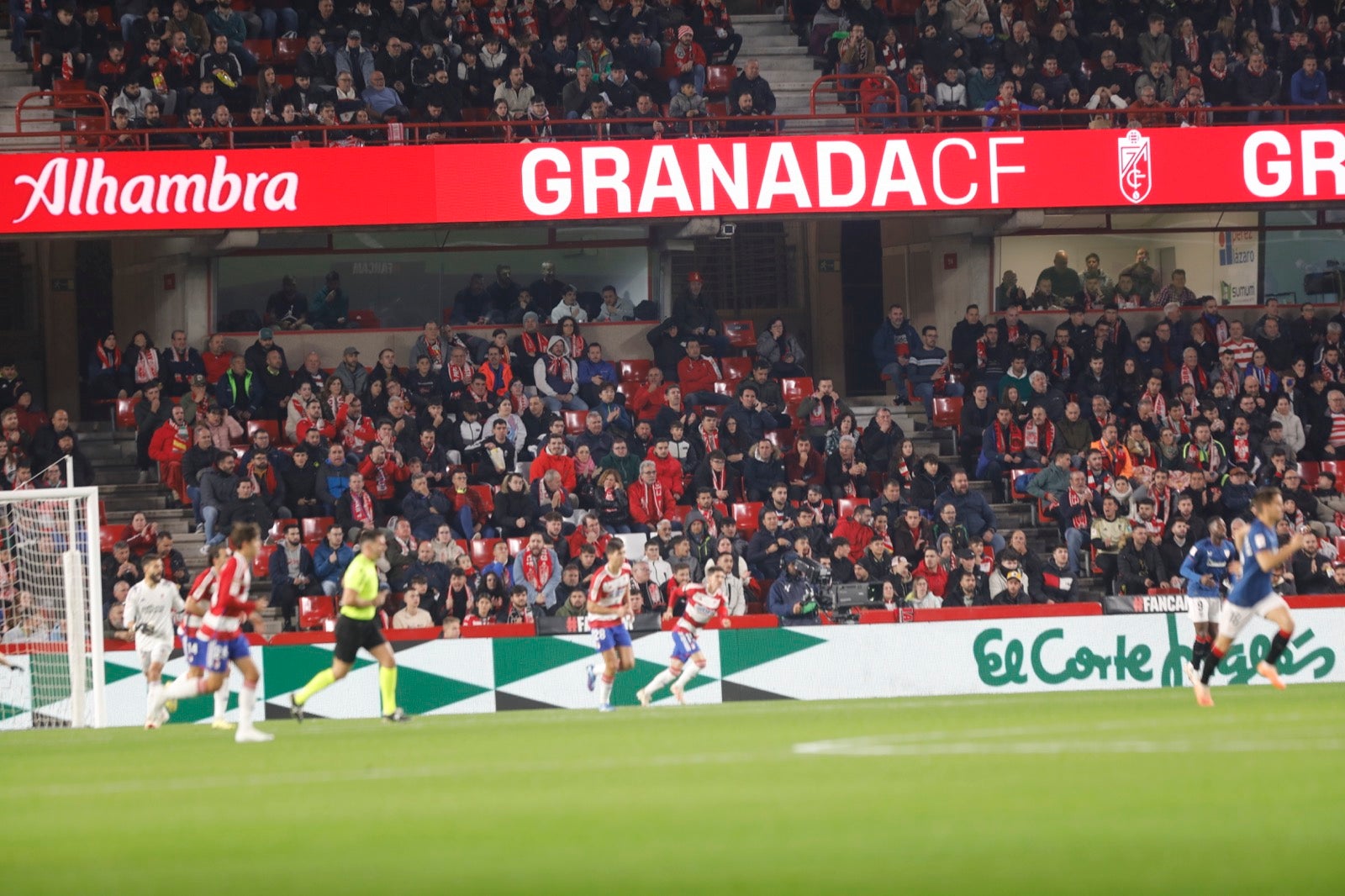 Encuéntrate en la grada en el Granada-Athletic