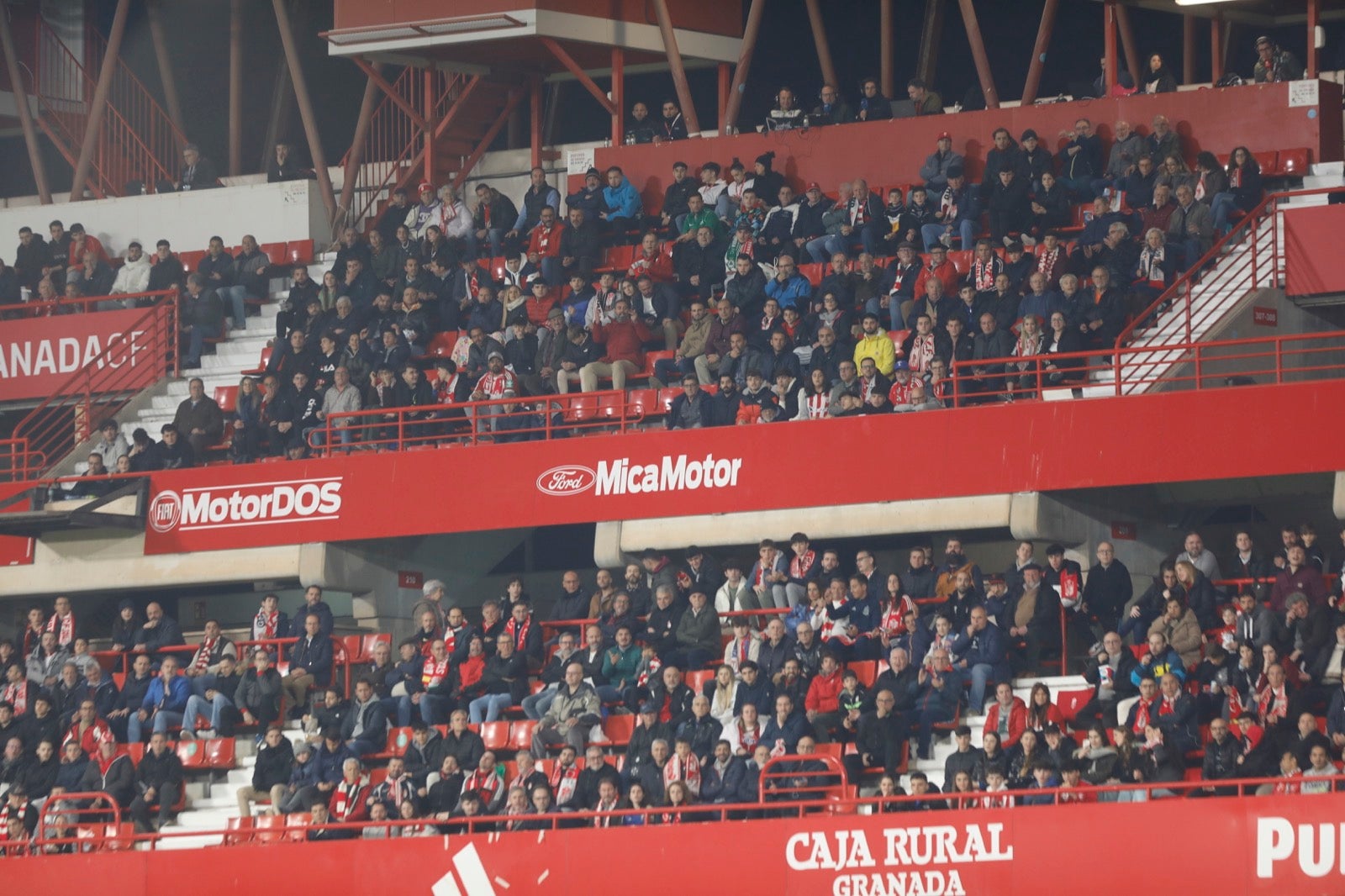 Encuéntrate en la grada en el Granada-Athletic