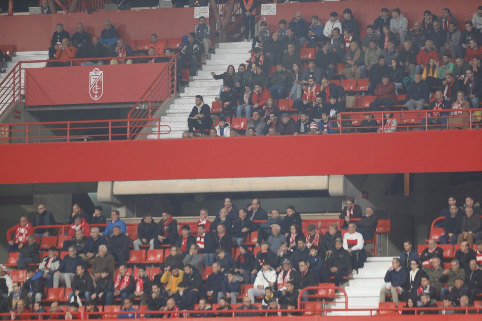 Encuéntrate en la grada en el Granada-Athletic