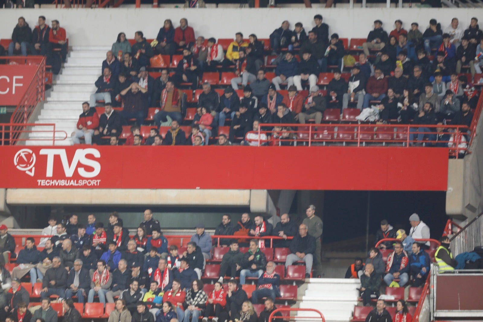 Encuéntrate en la grada en el Granada-Athletic