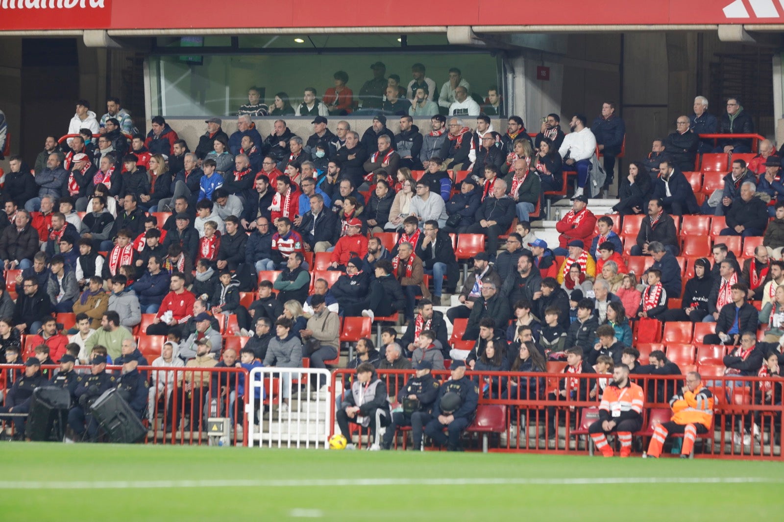 Encuéntrate en la grada en el Granada-Athletic
