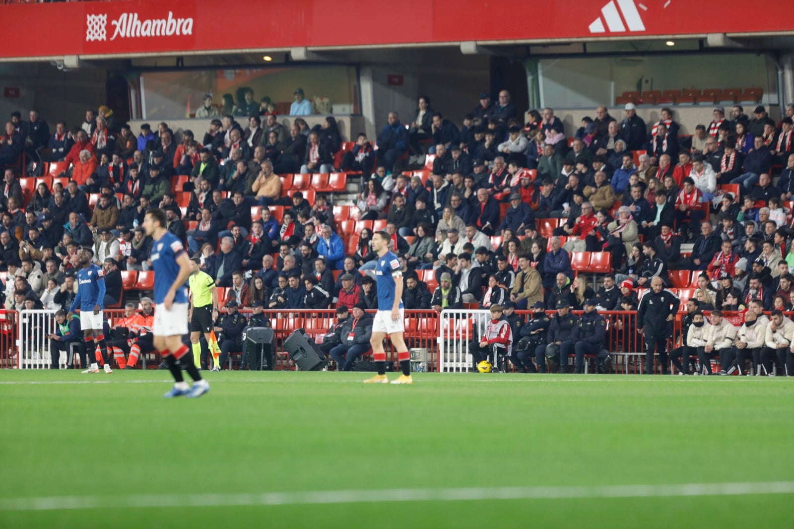 Encuéntrate en la grada en el Granada-Athletic