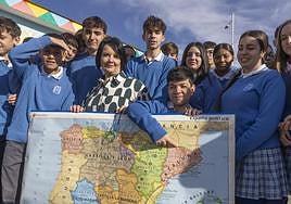 Álvaro, junto a su madre y sus compañeros, señala en el mapa uno de los destinos del viaje de estudios.