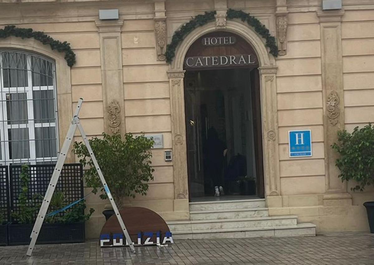 Imagen secundaria 1 - Un rodaje de una serie inglesa convierte el entorno de la Catedral de Almería en Italia