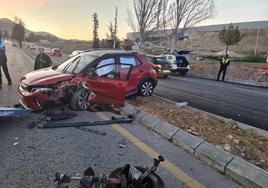 Uno de los vehículos accidentados en la vía.