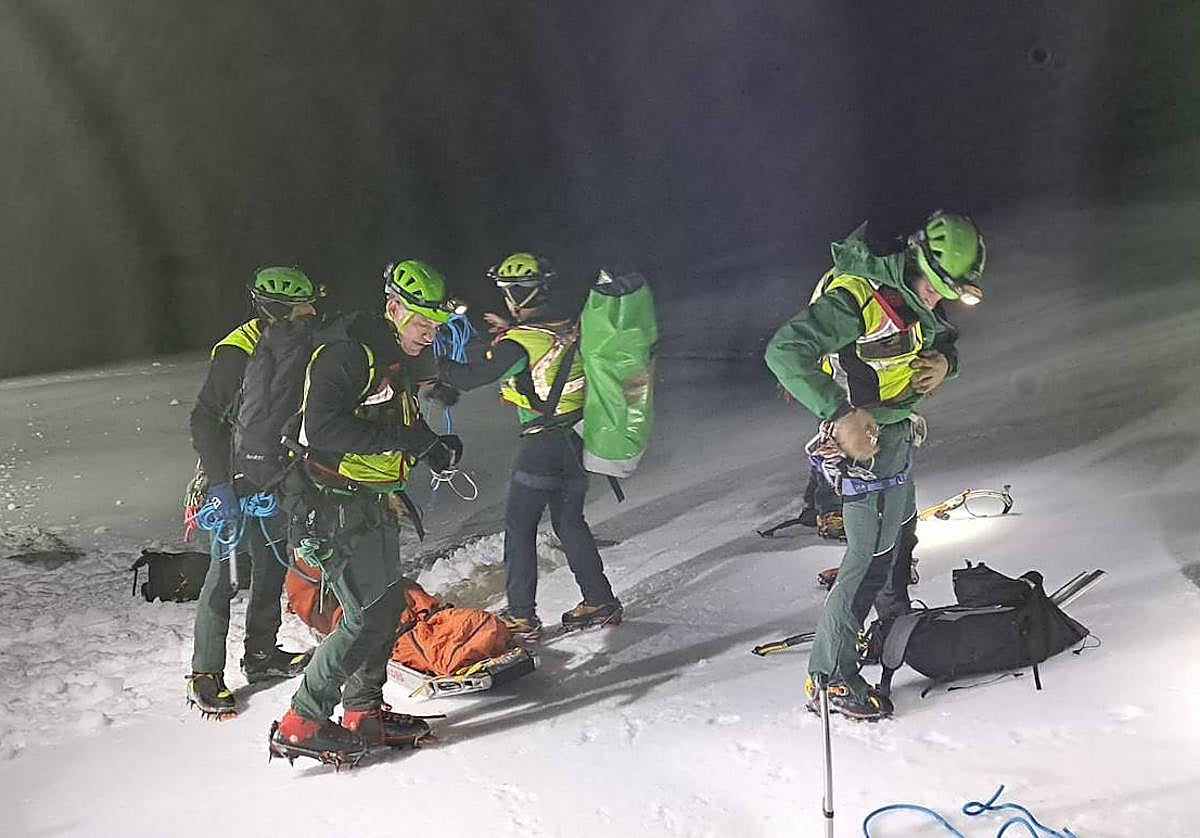 Miembros del Greim de Granada realizando el rescate del hombre fallecido el pasado domingo.