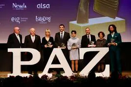 Los premiados, junto con Eduardo Peralta, director de IDEAL, y Jesús Aguirre, presidente del Parlamento de Andalucía.