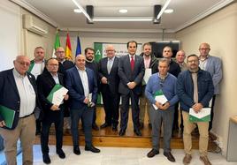 El consejero José Antonio Nieto, con alcaldes de los municipios jienenses beneficiarios.