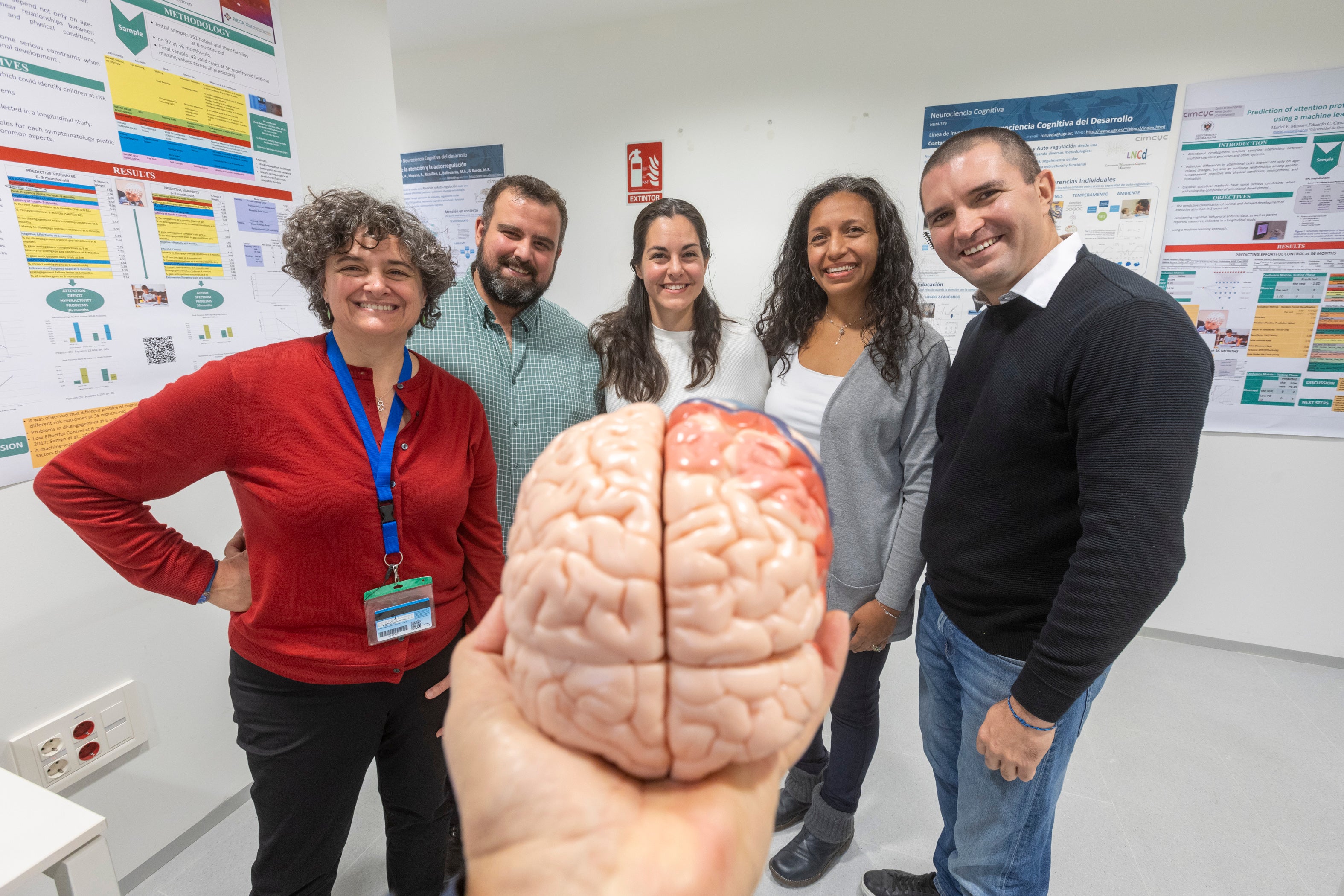 El equipo de Neuromindset posa en torno a la reproducción de un cerebro.