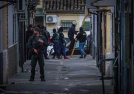 Intervención de la Guardia Civil este martes en la barriada de La Paz.