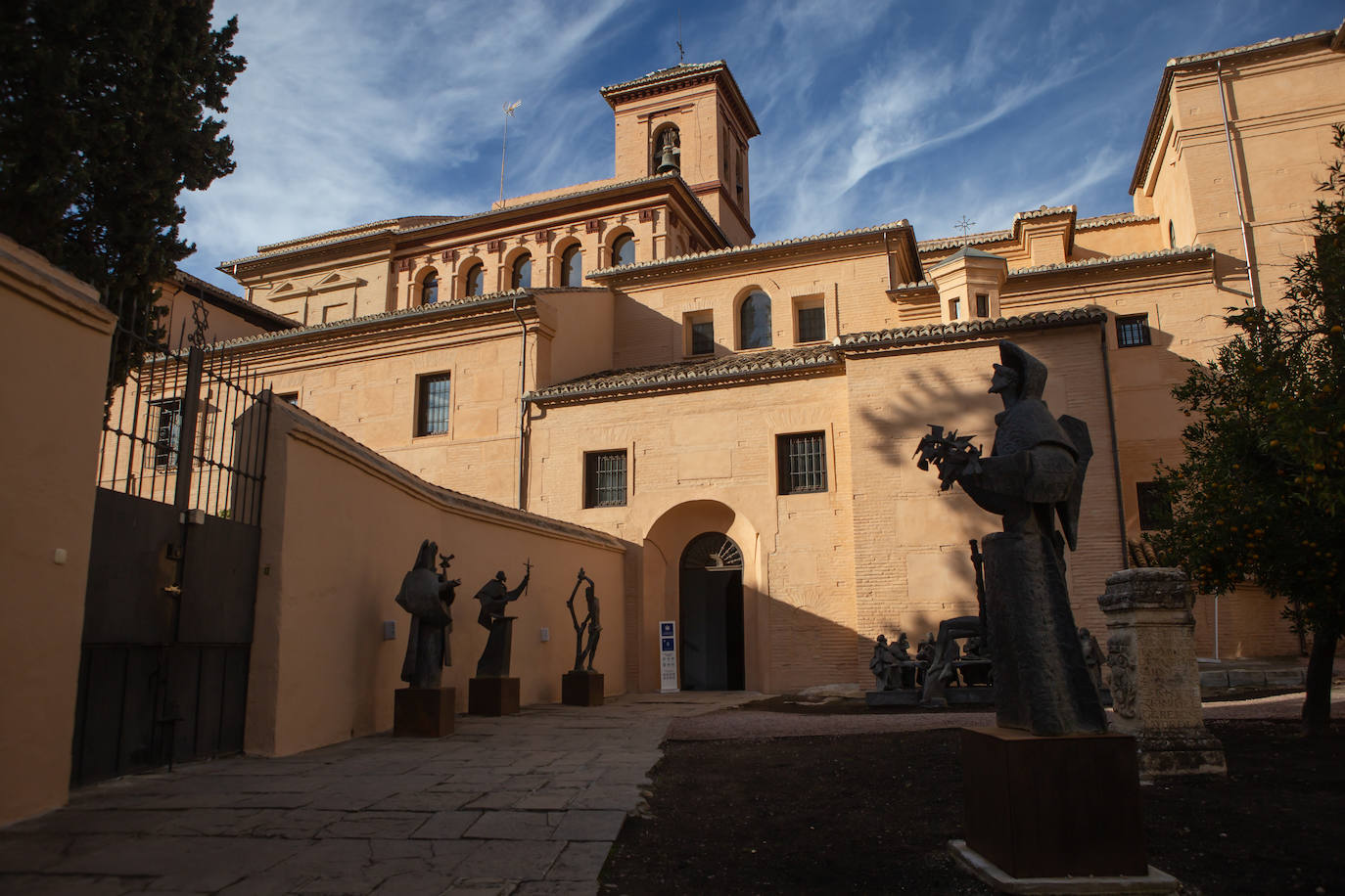 Imagen principal - Fachada del Colegio Viejo, escudo del obispo y Sello de Salomón. 