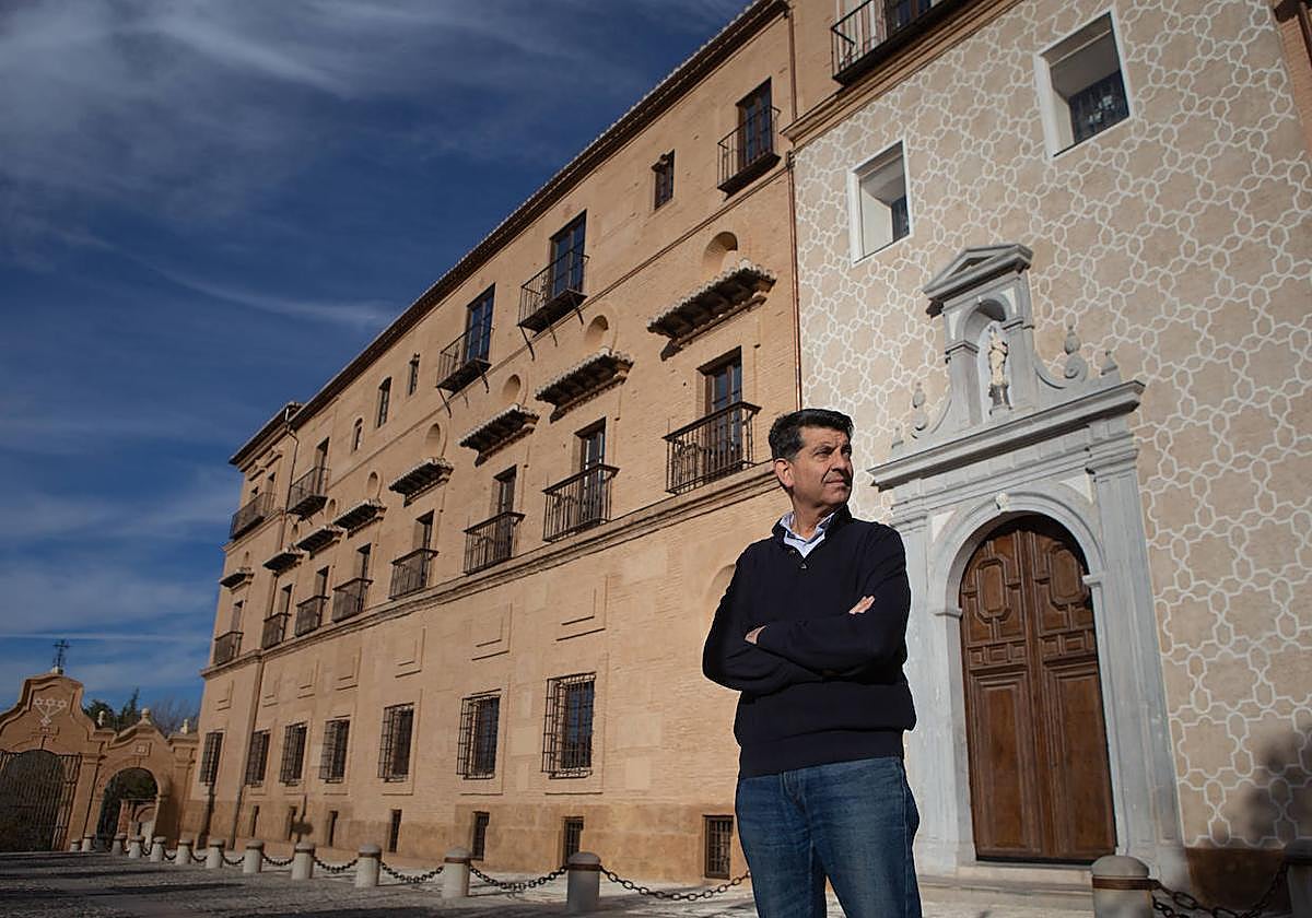 El arquitecto Antonio Martín, delante de la fachada restaurada de la Abadía del Sacromonte.