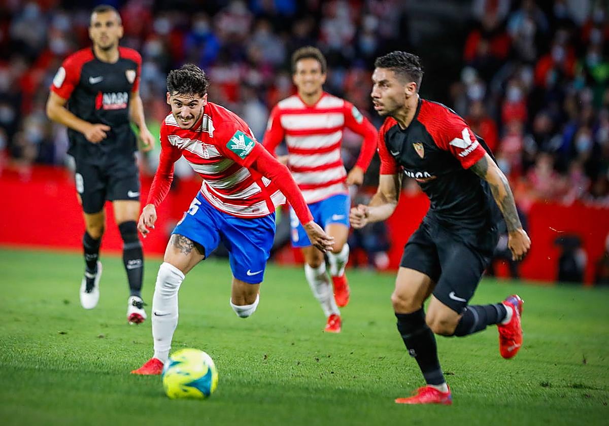 Carlos Neva, durante el último derbi con el Sevilla en Los Cármenes.