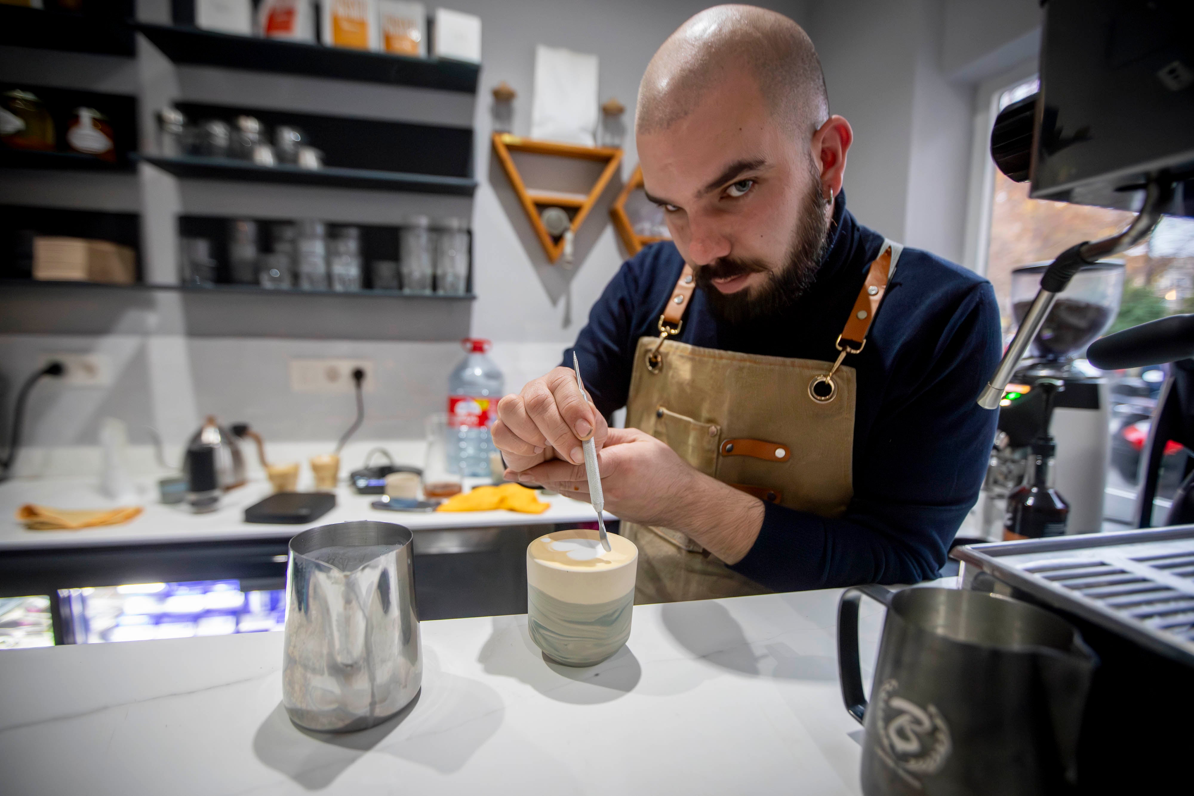 Imagen secundaria 1 - El café, desde la máquina hasta el cliente a través de las manos del mejor barista de Andalucía.